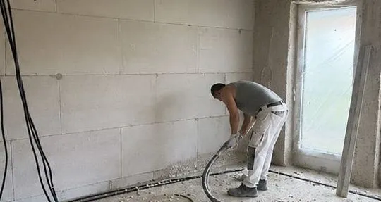 Maschineller Putzauftrag durch einen DD21BAU-Mitarbeiter auf der Baustelle