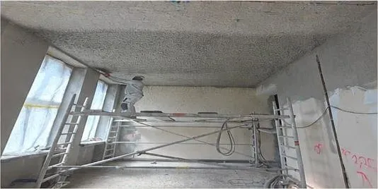 Putzarbeiten an der Decke vom Gerüst aus