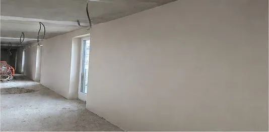 Fertig verputzte Wand- und Deckenflächen im Rohbau