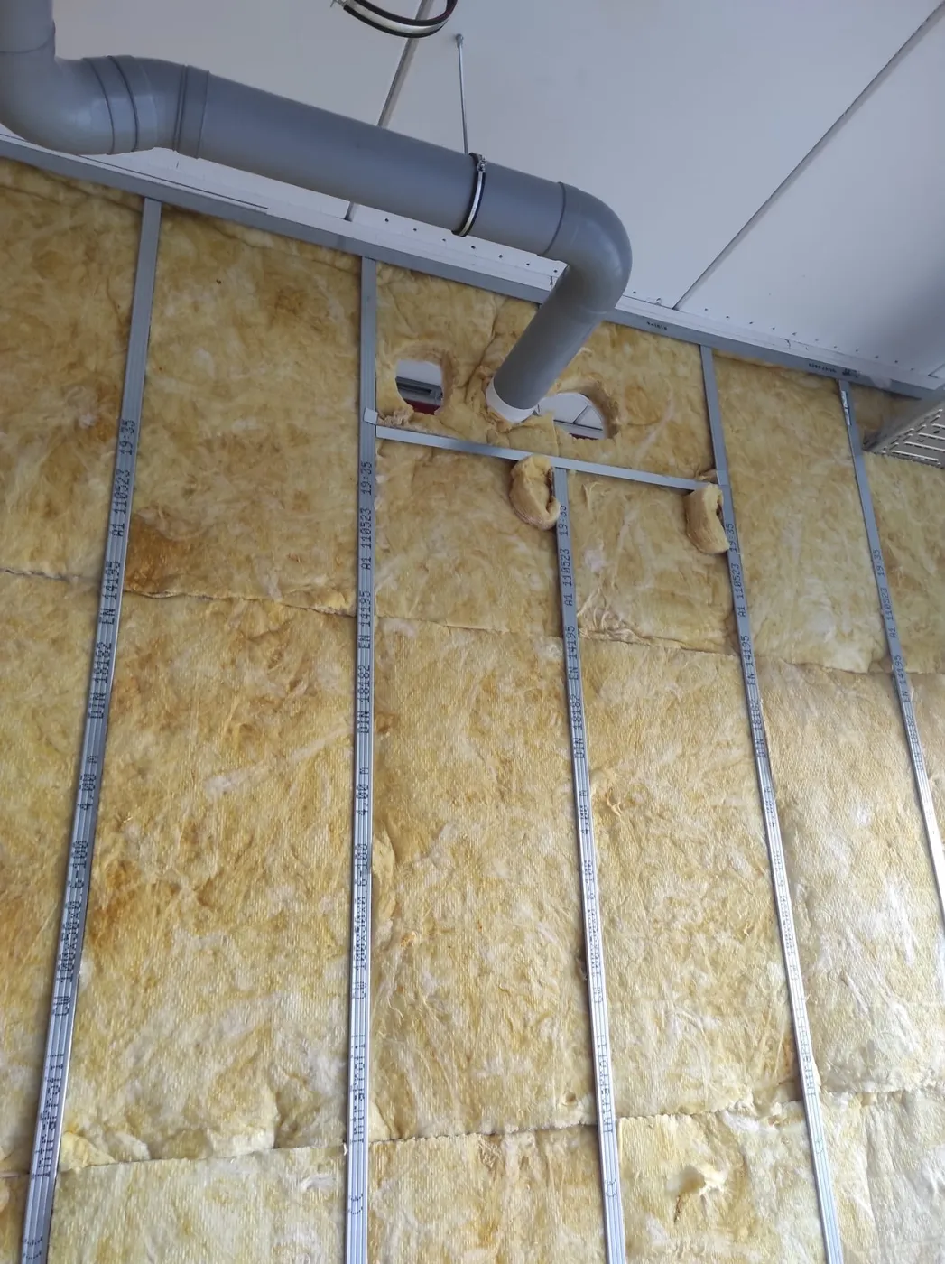 Mit Mineralwolle gedämmte Metallständerwand im Trockenbau von DD21BAU