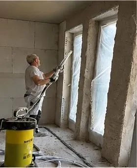 Maschinelles Schleifen einer Wandfläche mit Absaugung