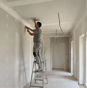 Trockenbauarbeiten an der Decke